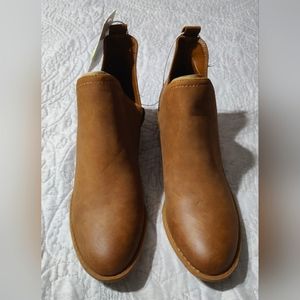 NWT Brown booties